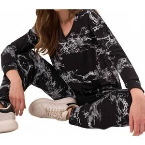 NEW FRENCH KYSS abstract print v-neck top in black/white